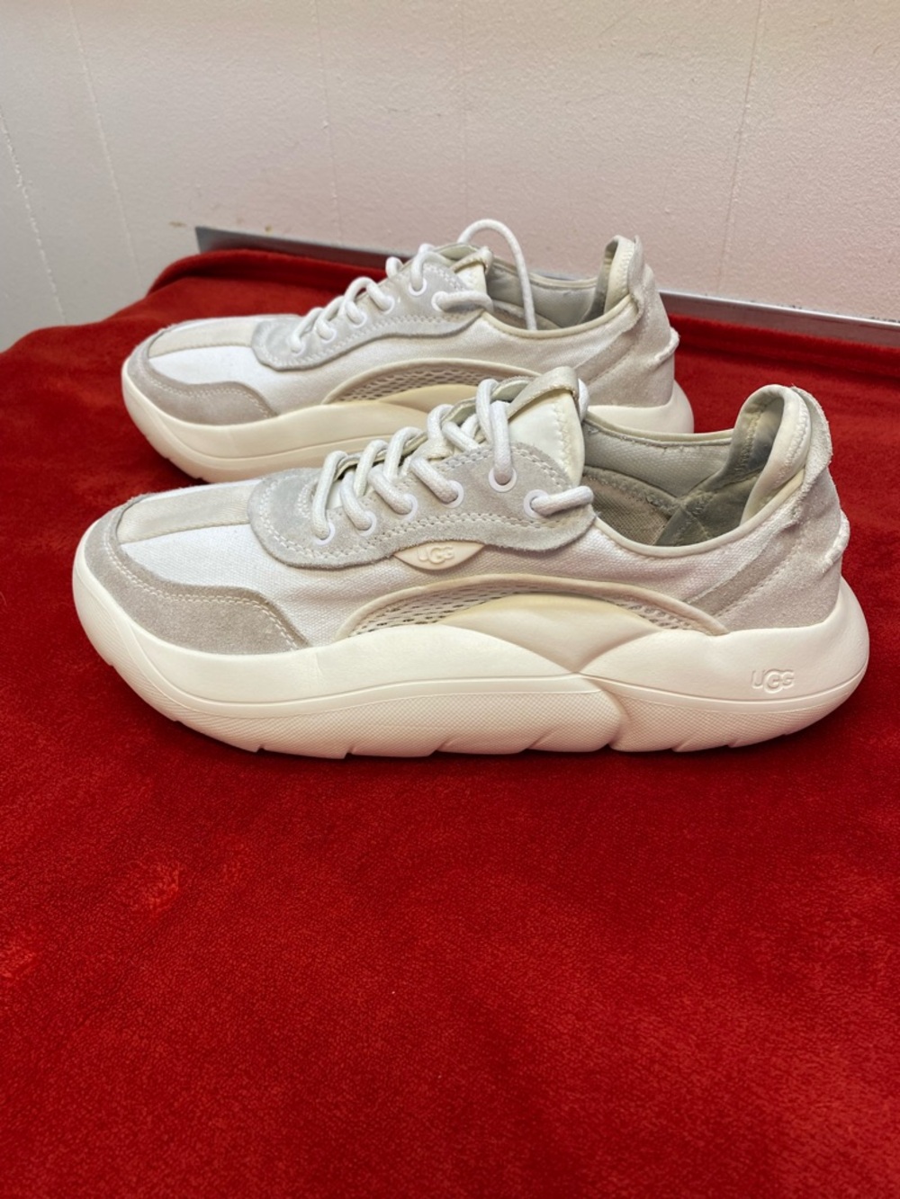 UGG LA CLOUD LOW TRAINER WHITE GRAY SNEAKERS SHOES WOMENS SIZE US 9.5